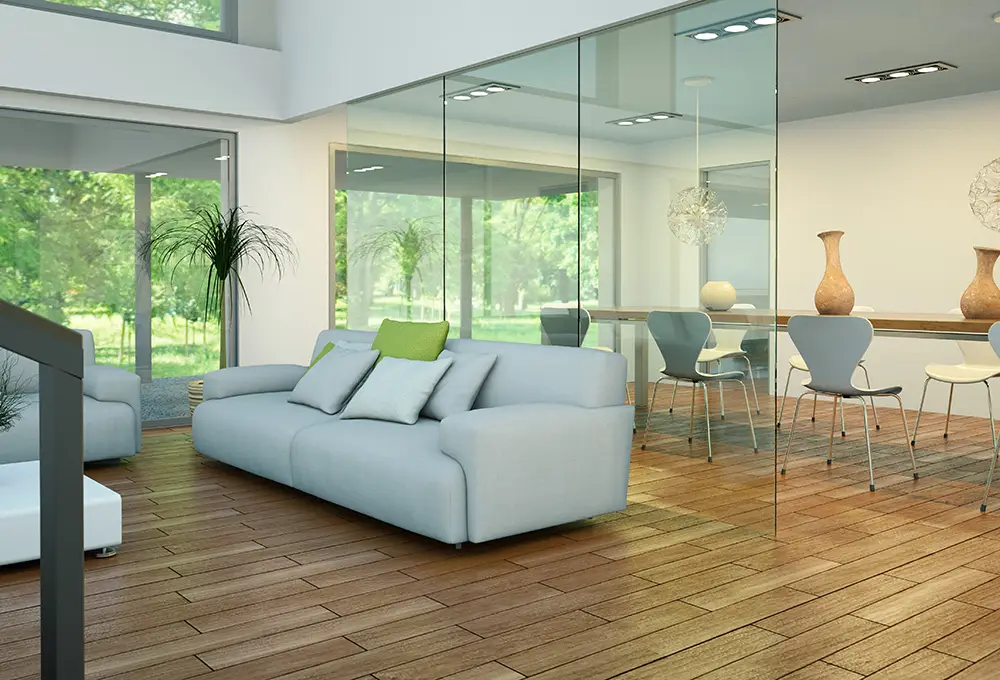 Innenansicht einer Wohnung mit einem Sofa und einer Ganzglasanlage von Gläserei Büchler 
