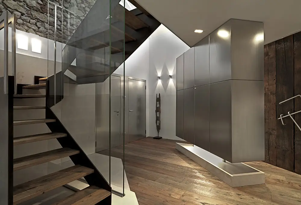 Ein Treppenhaus mit einer Glastrennwand an der Treppe